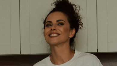 Трохи хаосу, трохи блискіток: Каменських у мінішортах та гольфах показалася у стильному відео