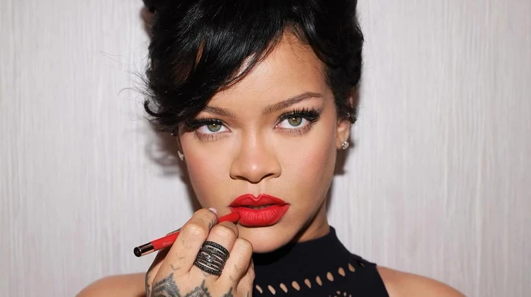 Гаряча матуся: Ріанна у кольоровому спідньому випнула сідниці та бюст для гарячих фото на дивані