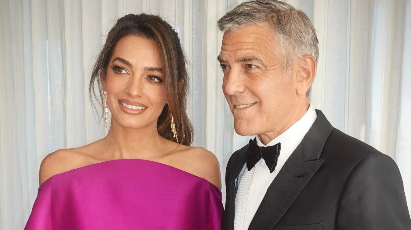 Амаль Клуні посвітила розкішними ніжками у міні кольору фуксії на премії, де нагородили її чоловіка