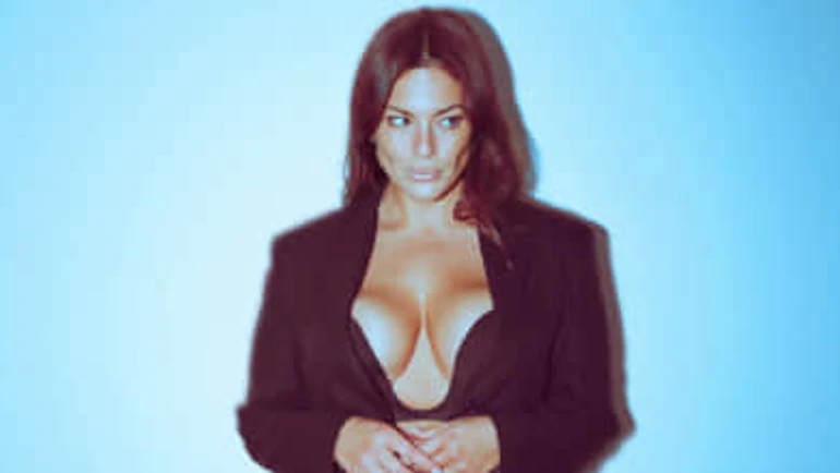 Ешлі Грем підкреслила форми екстремальним декольте. ФОТО