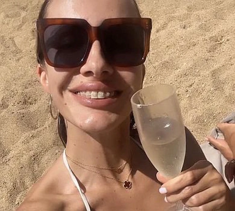 Остапчук у спідньому продефілювала вздовж басейну на улюбленому острові