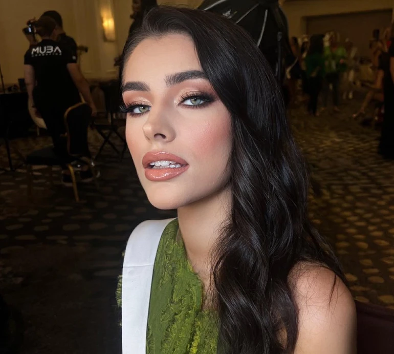 Усанова з голубом на грудях та колоссям на спині вигуляла символічний лук на Міс Всесвіт