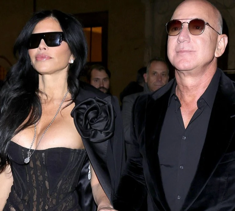 54-річна наречена Безоса посвітила соковитими принадами в мереживі. Фото