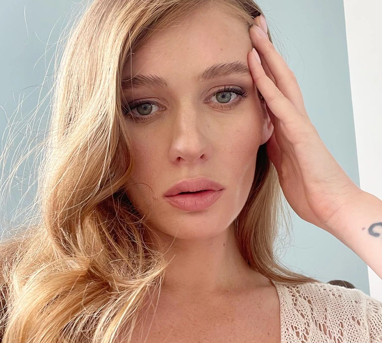 Постпологовий настрій: Луна в маленькій сукні попозувала в пилу та на мотоциклі