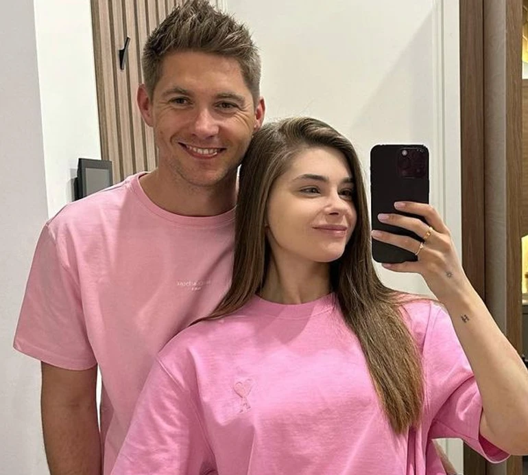 Хочеться пожити між вагітностями: дружина Остапчука про плани щодо наступного малюка та реакцію дітей чоловіка на майбутнього братика