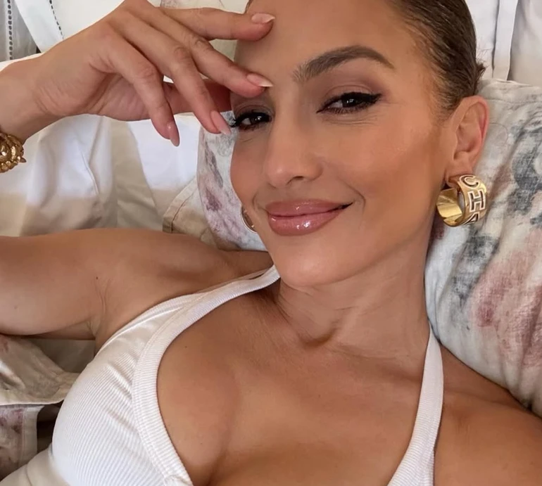 55-річна Лопес і кроптопі та лосинах похизувалася пресом перед дзеркалом