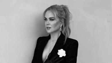 Кідман без бюстгальтера вигуляла стильний лук із пальчатками та жакетом на голе тіло. Фото