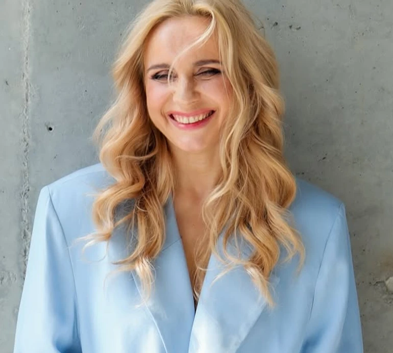 Ребрик у нюдових чоботах та жакеті оголила ніжки для фото коло вікна