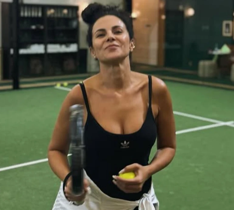 Каменських у ромпері та з ракеткою показалася під час запальної гри в падель. Фото