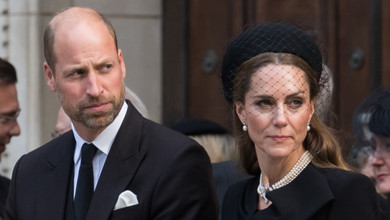 Міддлтон у елегантному total black і перлах Єлизавети ІІ приєдналася до чоловіка на сумній події. Фото