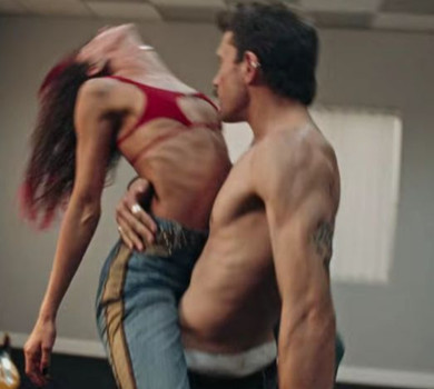 Голоторсий KADNAY у новому кліпі вразив гарячими танцями на підлозі з партнеркою у тоненькому топі