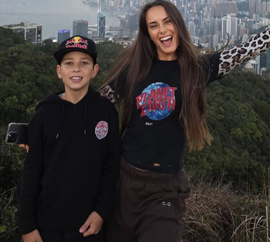 Поки мать на зйомках: Мішина показала, як її син сам себе постриг вночі