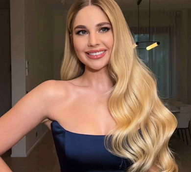 Дружина Забарного у вечірній сукні оголила плечі і стегно на гала-вечері в Парижі. Фото