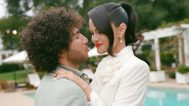 Перше Різдво подружньої пари: Гомес показала, як в шортиках прикрашала ялинку з чоловіком. Фото