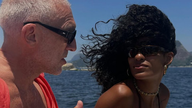 Баптіста у крихітному бікіні показалася на яхті з Касселем і його дітьми