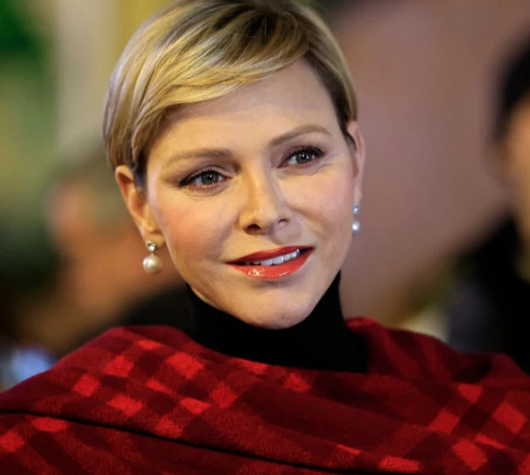 Княгиня Шарлін у картатому пальтечку відкрила з чоловіком різдвяне селище в Монако