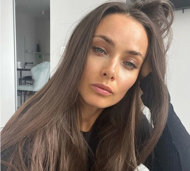 Мішина в екстравагантній сукні посвітила грудьми для ч/б ФОТО