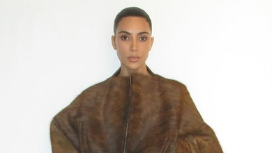 Кардашян без трусиків та з хутром на цицях грайливо всілась на підлозі гардеробної. Фото