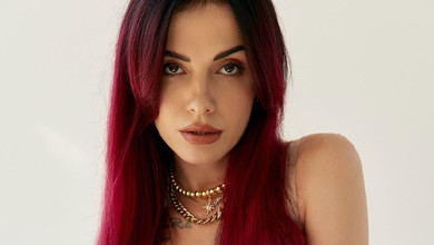 MamaRika у червоному бікіні посвітила сідницями в басейні і насмішила позою навпочіпки