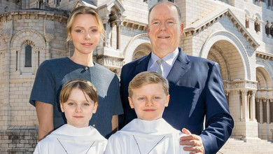 Найрідніші друзяшки: 10-річні син і донька князя Монако зворушили ніжним  жестом на фото зі свого першого причастя