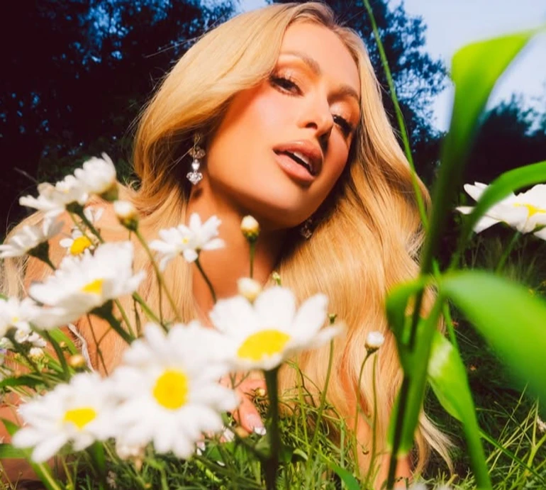 Зовсім новий вид щастя: Періс Хілтон з сином і дочкою попозувала у квітах та розказала, як її змінило материнство. Фото