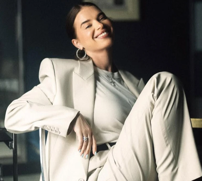 Дружина Усика показала його ніжності з молодшою донькою та наробила стильних фото у штанному костюмі