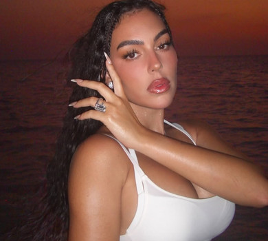 Наречена Роналду у мокрих шортиках та ліфі з декольте пробіглася вечірнім пляжем та попозувала у воді. Фото