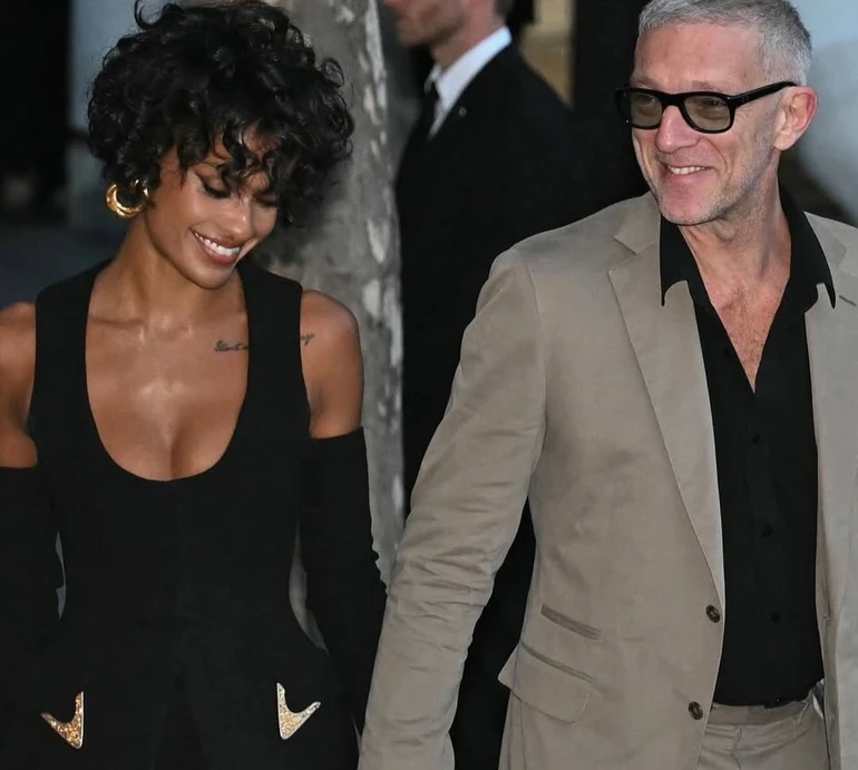 Кохана Касселя показала їхнього 9-місячного сина у тата на руках та себе в бікіні на відпочинку. Фото