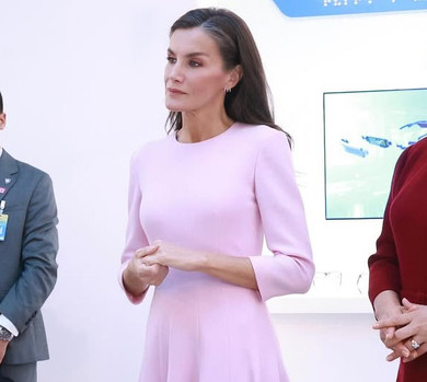 Рожеві аксесуари, модні підбори та квіткова вишивка: королева Летісія вигуляла ніжний образ під час візиту до Пекіна. Фото