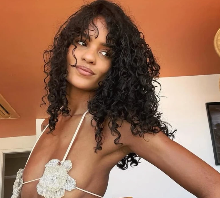 Кохана Касселя у квітковому крихітному ліфі та шовковій спідниці покружляла для яскравих фото