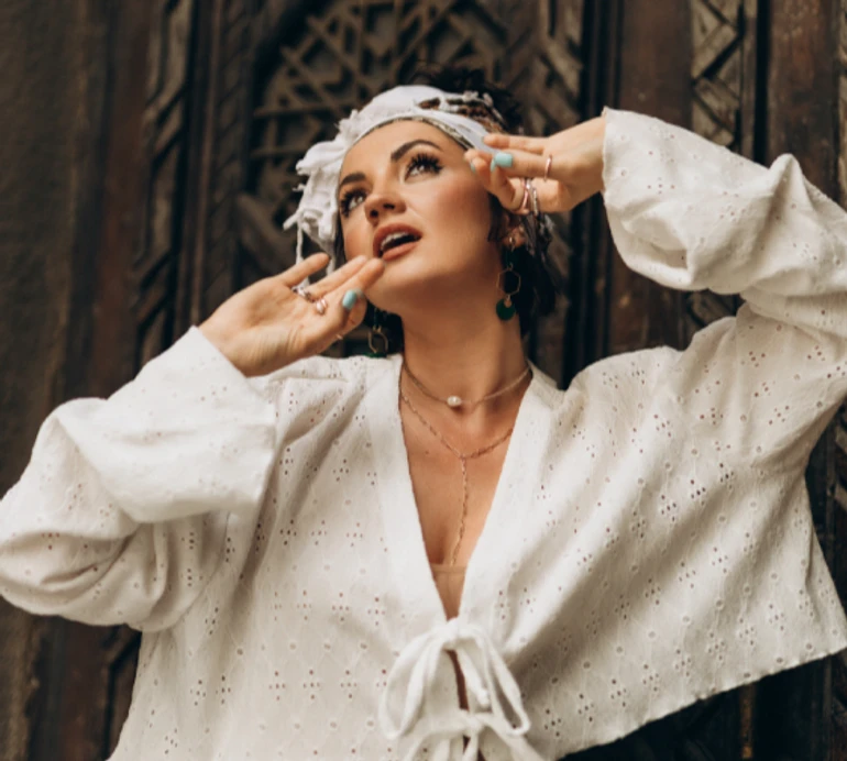 Думала, що 30+ — глибока старість: Цибульська в новому кліпі гайнула до танцю з незнайомцем