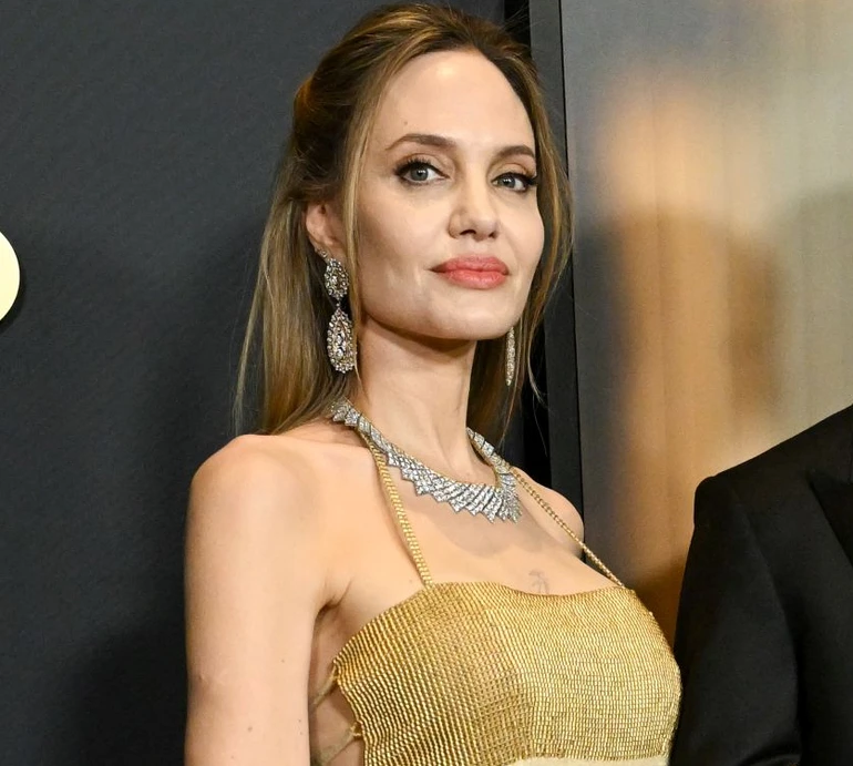 Рідкісний вихід: Джолі у золотистій сукні попозувала на премії з молодшим сином від Пітта. Фото