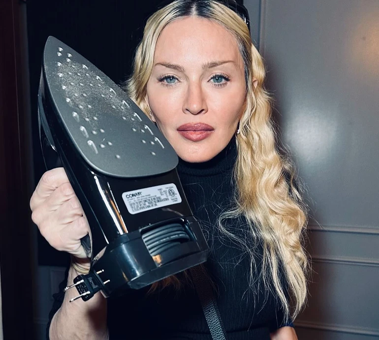 Із праскою в руках та в обіймах 28-річного коханого: Мадонна епатажно завітала на матч доньок-близнят