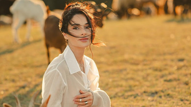 Гірський вайб: Огнєвіч у молочному міні та ковбойських чоботах зловила  останні дні сонця в компанії кіз