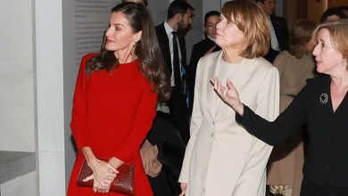 Червона асиметрія та вишукана тіара: королева Летісія вигуляла два ефектні луки з нагоди візиту президента Німеччини