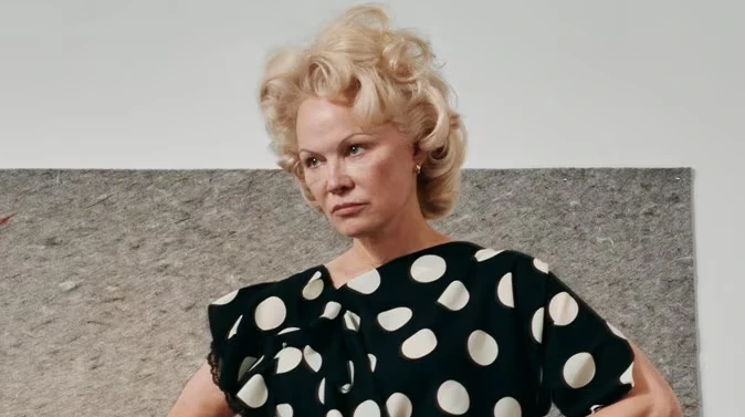 Час сяяти не як секс-символ: 58-річна Памела Андерсон у коротенькій сукні та мікрошортах покрасувалася на сторінках глянцю