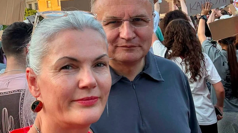Садовий із нагоди срібного весілля показався в обіймах дружини. Фото