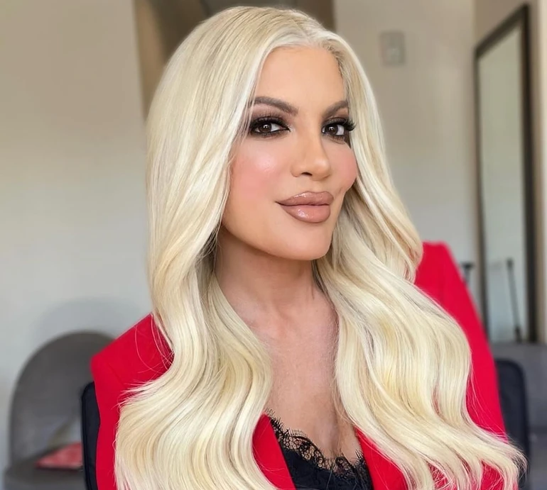 Девід, Донна і Брендон: 50-річна Спеллінг у сексі корсеті пригорнулася до колег із Району Беверлі-Хіллз. Фото