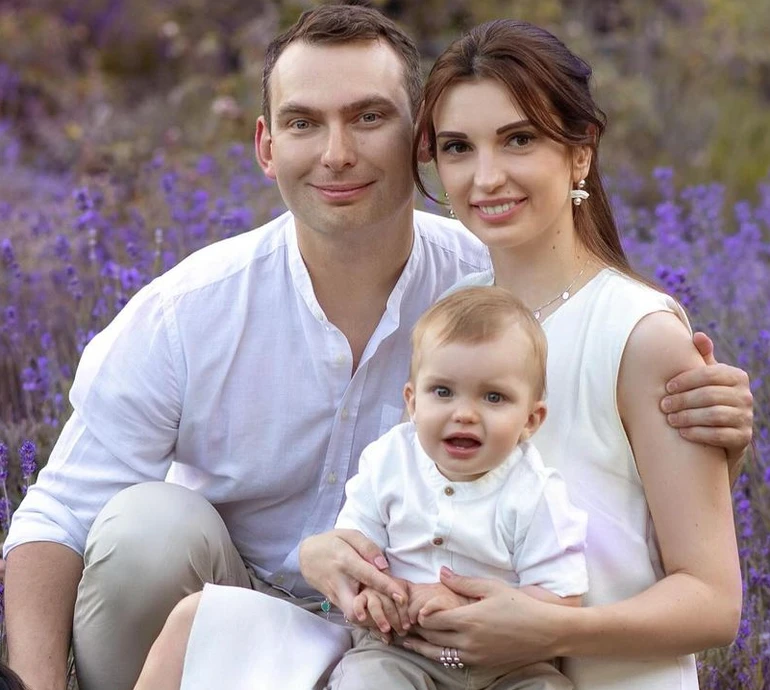 Депутатське подружжя Коваль і Железняк показали сімейну ідилію з сином у лаванді. Фото