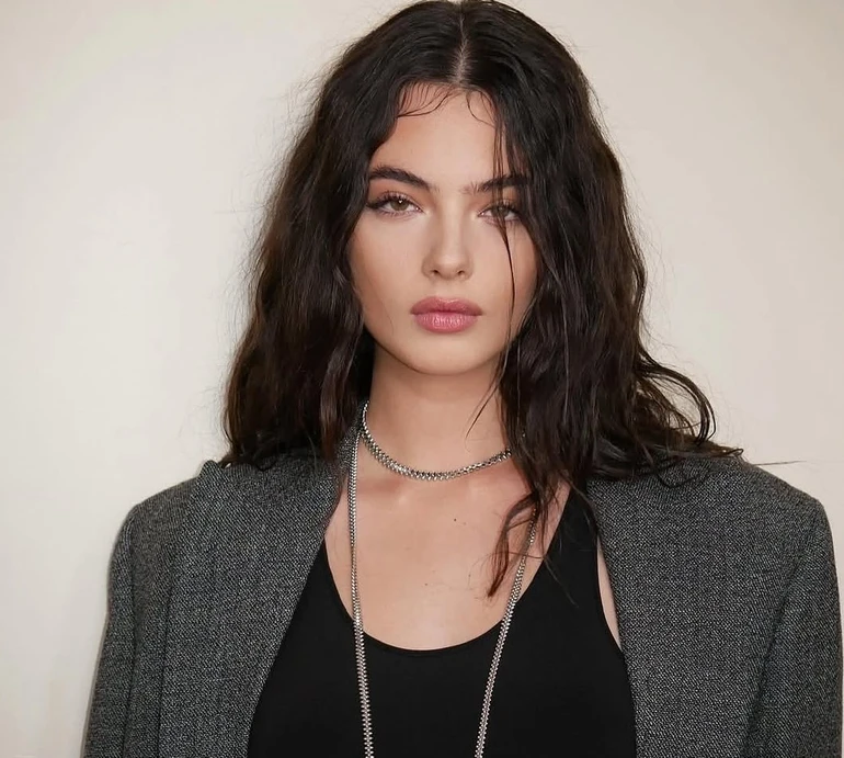 Дева Кассель у купальнику показалася в обіймах бойфренда на пляжі. Фото