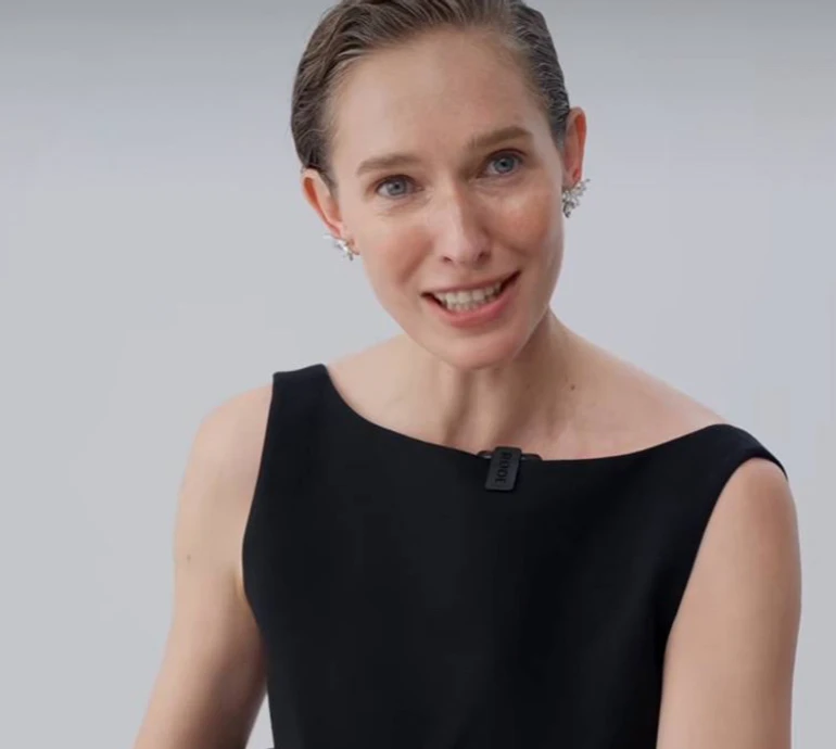 30 пар сережок, антистрес і таблетки: Осадча показала вміст своєї торбинки