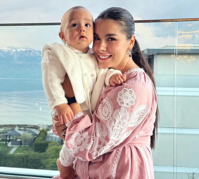 Онуфрійчук показала, як синочок уперше паску і крашанку куштував. Відео