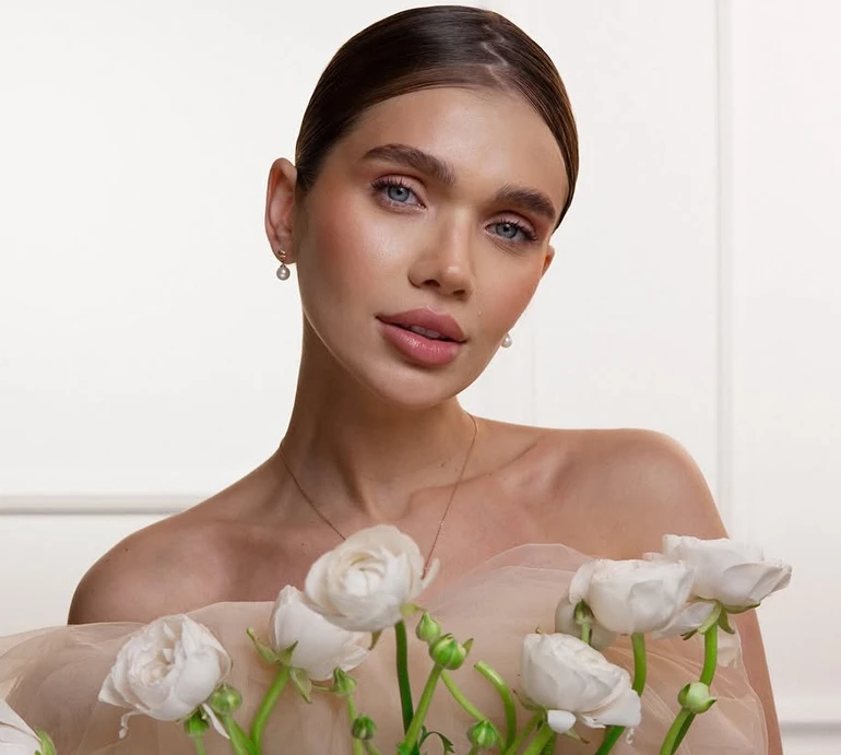 Рапунцель: Саша Бо помилувалася зачіскою 1,5-річної донечки на тлі бузкового букета. Фото