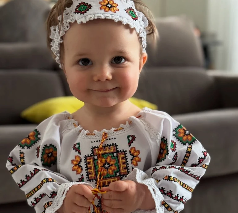 Аделька теж вітає: Ребрик зазнімкувала 1-річну доню в вишиванковому луці. Фото