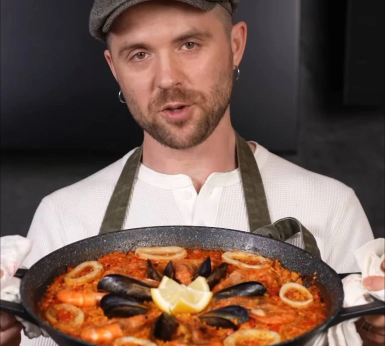 Біла риба, мідії і секрет з шафраном: Кацурін показав, як приготувати паелью вдома