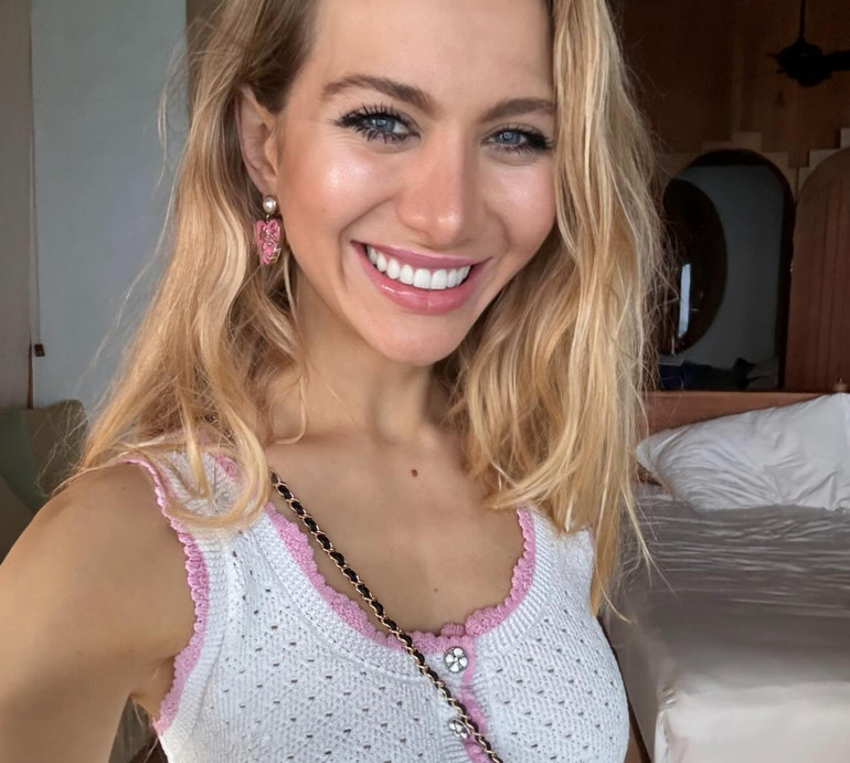 Жінка власника ОККО показала релакс у басейні з ним і двома доньками. Фото