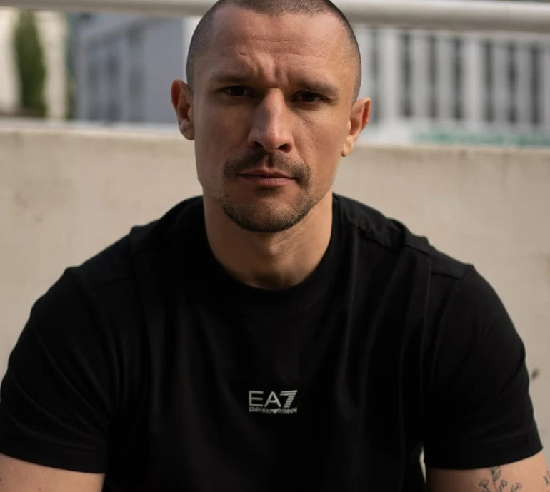 Цимбалюк у білому та з метеликом офіційно показався в ролі Холостяка на зйомках шоу. Фото