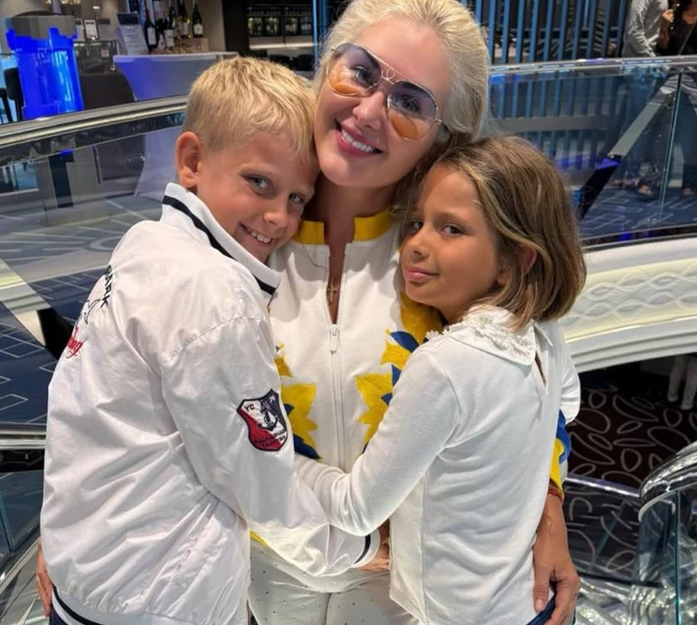 Бужинська з молодшими дітьми і чоловіком замилували обіймами на тлі норвезьких краєвидів