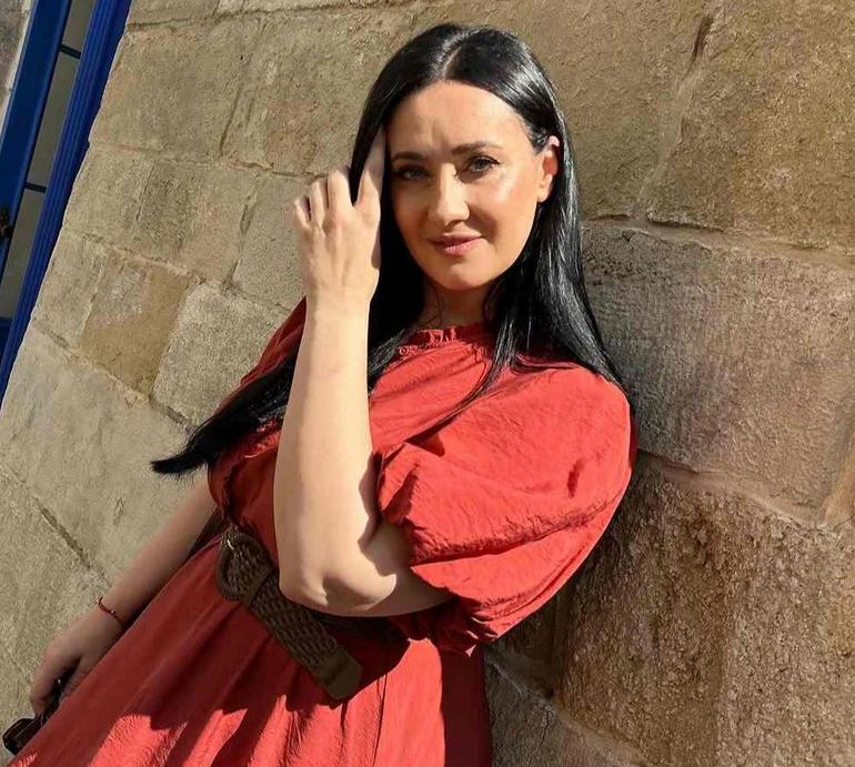 Вітвіцька в теракотовій сукні з воланами наробила фото в сонячному Львові