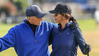 Сімейна справа: Дуглас і Зета-Джонс пообіймалися на полі для гольфу в Шотландії. Фото